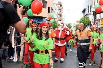 Papá Noel recibe el cariño de cientos de niños de Telde (Foto Antonio Alí y TA)